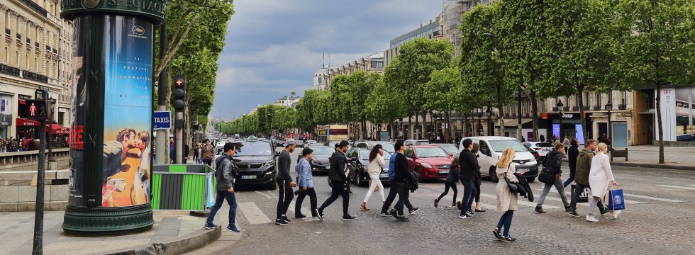 People are crossing the road